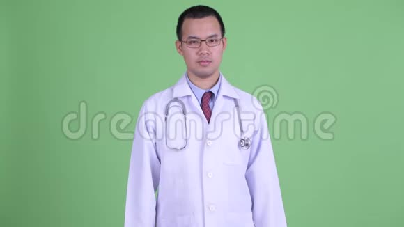 戴眼镜的快乐亚洲男医生得到了好消息视频的预览图