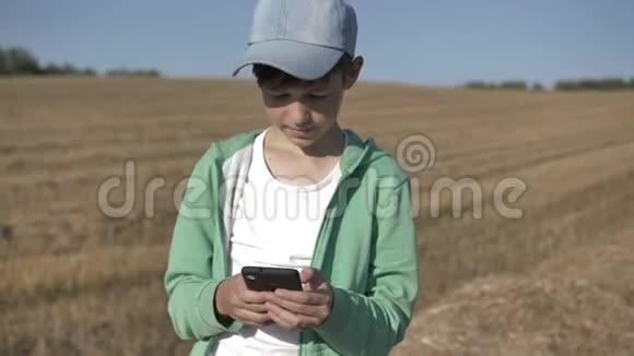 男孩在野外用电话和朋友聊天视频的预览图