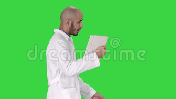 真诚的医生打视频电话给他的病人走在绿色的屏幕上铬键视频的预览图