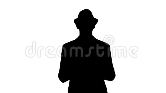 剪影休闲男子戴着帽子走路和显示数字平板到相机视频的预览图