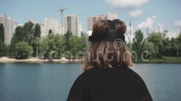 一个戴着虚拟现实眼镜看城市建设的年轻女子视频的预览图