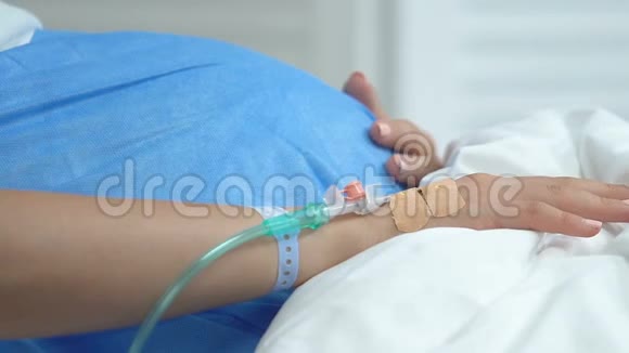 孕妇宫缩疼痛躺在病床上门诊分娩视频的预览图