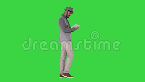 休闲男子使用平板电脑和微笑同时醒来的绿色屏幕铬键视频的预览图