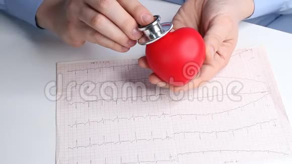 心脏病医生检查玩具红心的心率声内窥镜听诊器和心电图保健和早期诊断视频的预览图