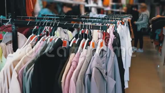 服装店商店橱窗里挂着各种各样的衣服买家选衣服视频的预览图