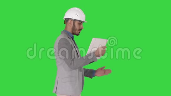 这位时髦的工程师用平板电脑打视频电话显示他在绿色屏幕上的工作结果Chroma键视频的预览图