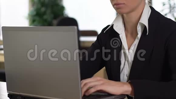 商务女性在办公室工作时感到颈部疼痛脊柱问题视频的预览图