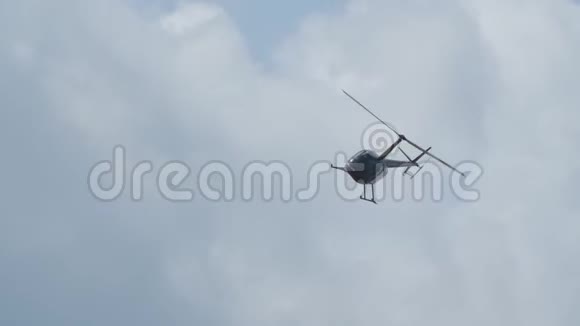 黑罗宾逊直升机对角飞行并盘旋飞行视频的预览图