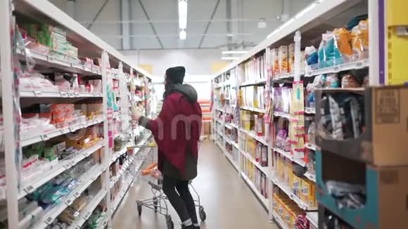 超市里的旅行女孩视频的预览图