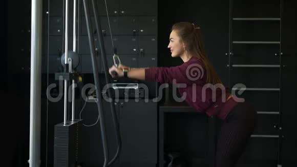 性感的健身女人在健身房锻炼确定概念肱三头肌训练手臂的弯曲和伸展视频的预览图