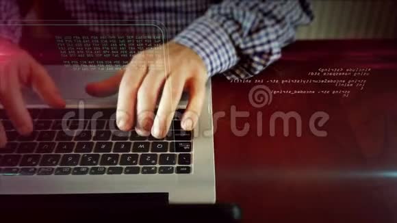 手提电脑键盘上有盾牌的人视频的预览图