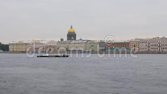 游船正在涅瓦河上行驶圣彼得堡海岸的全景视频的预览图