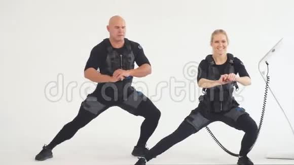 一对年轻夫妇在做一次跳跃运动视频的预览图