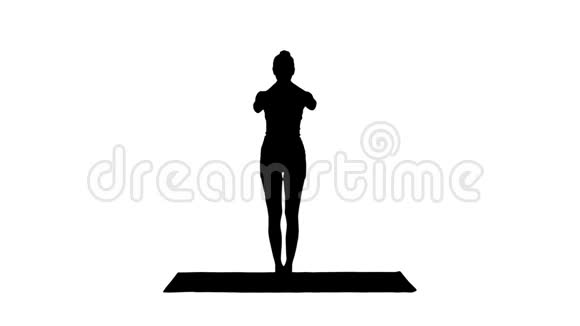 剪影迷人的女孩站在平衡瑜伽姿势Garudasana年轻女子在鹰瑜伽姿势视频的预览图