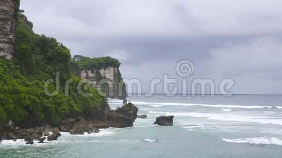 印度尼西亚海岸的悬崖峭壁视频的预览图