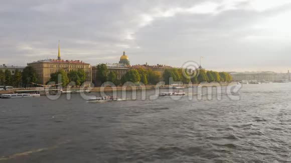 傍晚黄金时刻的圣彼得堡全景船在漂浮视频的预览图