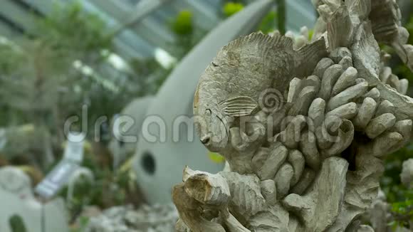 蒂拉皮亚鱼雕在珊瑚礁上的艺术场景视频的预览图