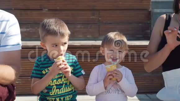 在公园吃冰淇淋的快乐儿童视频的预览图