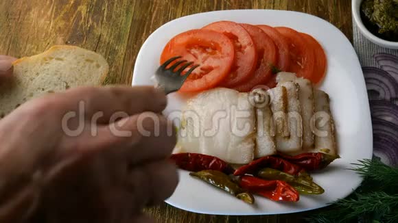 自制厨房做三明治人类的双手用猪油西红柿和害虫做三明治放在白色的盘子里视频的预览图