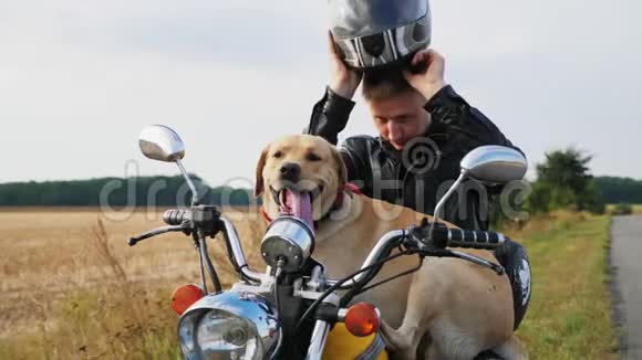穿着头盔坐着摩托车视频的预览图