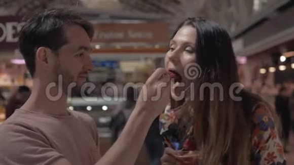 一对夫妇在当地市场品尝水果视频的预览图