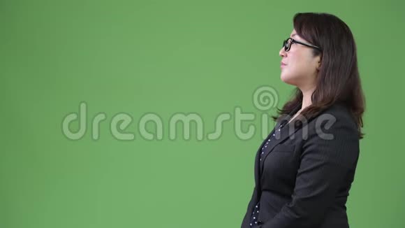 成熟美丽的亚洲女商人绿色背景下的形象视频的预览图