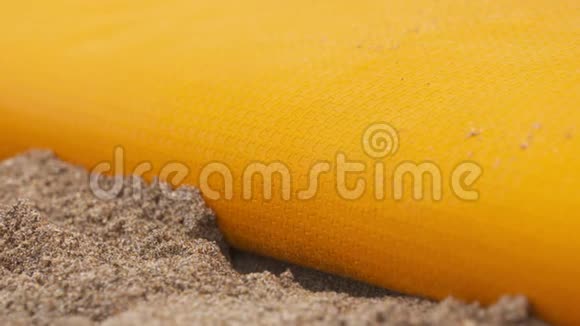 携带折叠沙席沙滩场景视频的预览图