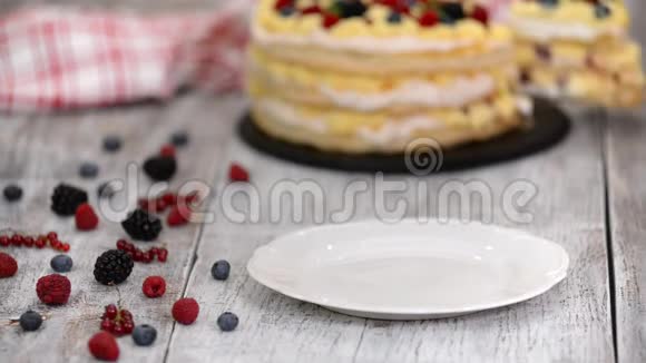 一块泡芙糕点蛋糕有奶油冻和醋栗浆果覆盆子黑莓美味的甜点视频的预览图