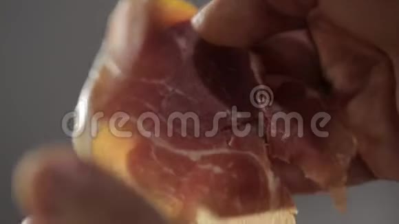 厨师拿着薄薄的猪肉火腿西班牙果酱视频的预览图