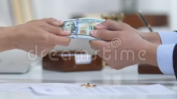 男女拉钱离婚政策和订婚戒指在桌上视频的预览图