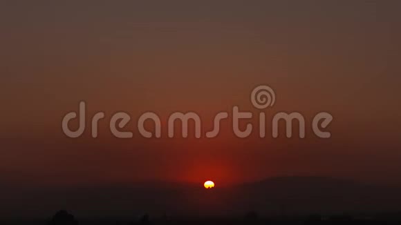 太阳升起的早晨云在山上的时间间隔视频的预览图