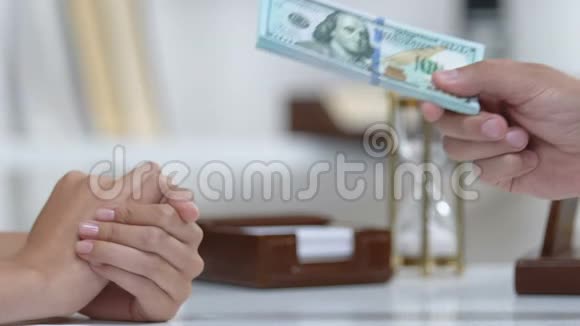 男人给女人现金服务付款商业交易合同视频的预览图