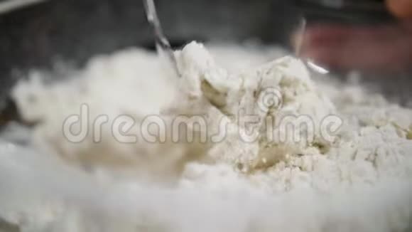 做披萨的时候厨师用大锅搅拌小麦面团视频的预览图