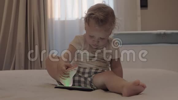 一个穿着格子短裤的小女孩坐在床上面前放着一块药片视频的预览图