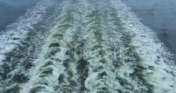 海洋从浮船或渡船出发的海浪小径顶部视图视频的预览图
