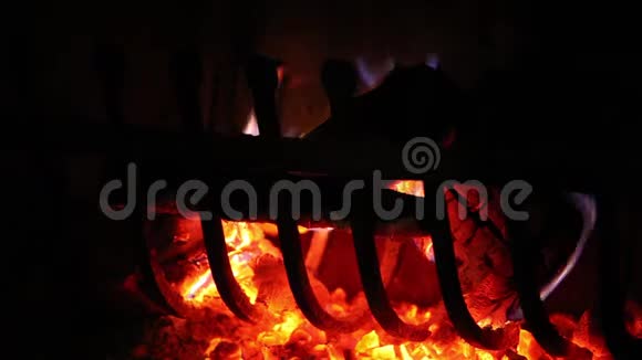 用铸铁烤架在壁炉燃烧余烬的细节视频的预览图