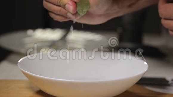 厨师在厨房里挤柠檬汁视频的预览图