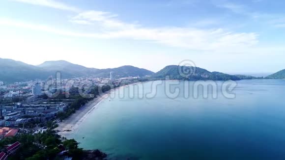 鸟瞰无人机超时巴东海滩天空和云在巴东海滩移动泰国4K时间流逝视频的预览图
