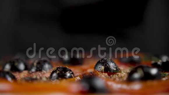厨师在黑暗的背景下用奶油做披萨视频的预览图