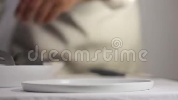 厨师在瓷盘上涂上墨鱼油墨糊再加上碳原酱视频的预览图