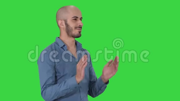 阿拉伯帅哥拍手在绿色屏幕上鼓掌Chroma键视频的预览图