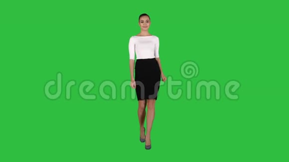 女人展示和展示商业服装的复制空间在绿色屏幕铬键视频的预览图
