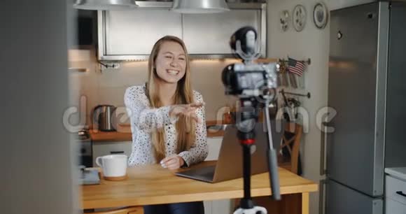 快乐年轻美丽的金发女性时尚博主在家为社交媒体拍摄新的vlog视频慢动作视频的预览图