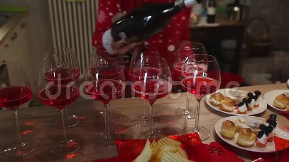 穿红色衣服准备圣诞饮品的女人视频的预览图