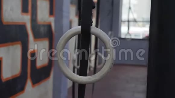 吊在健身房里的吊环视频的预览图