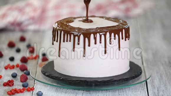 在美味蛋糕上涂上巧克力视频的预览图