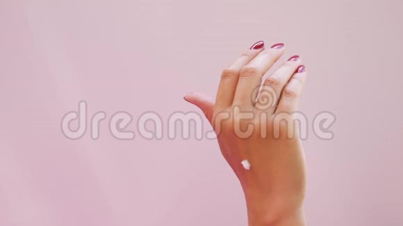 女人的手在吱吱作响视频的预览图