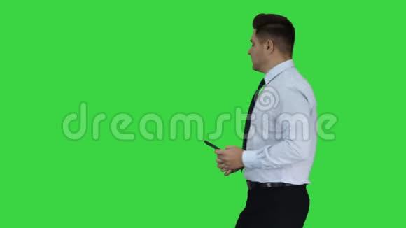 帅哥自拍快速自拍在绿色屏幕Chroma键视频的预览图