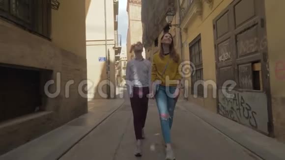 一对微笑的夫妇走在美丽的瓦伦西亚大街上视频的预览图