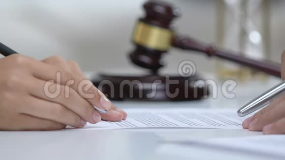 女性犯罪证人律师任命签署证据文件法庭视频的预览图